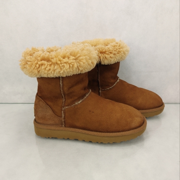 UGG Shoes - UGG Australia Women's Boot Classic Short 5825 Size 7  ChestnUT
